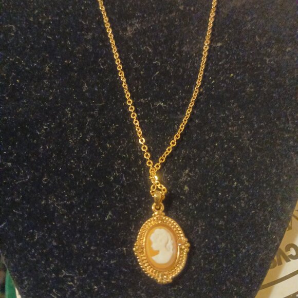 CAMEO STYLE NECKLACE - Picture 3 of 3